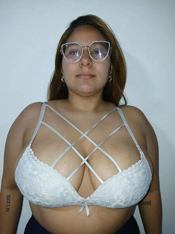 Полная женщина в очках разделась на порно кастинге