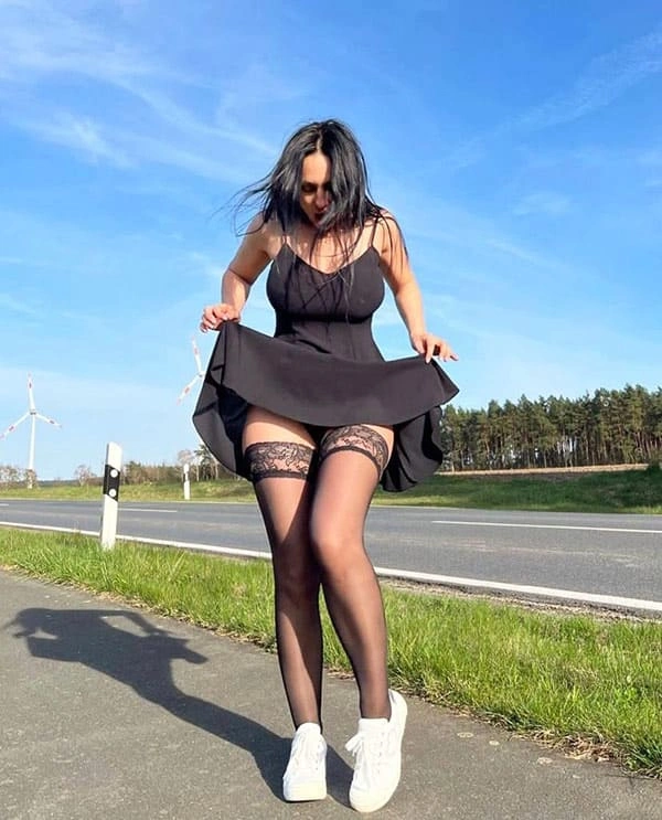 Подборка фото девушек на улице в коротких юбках