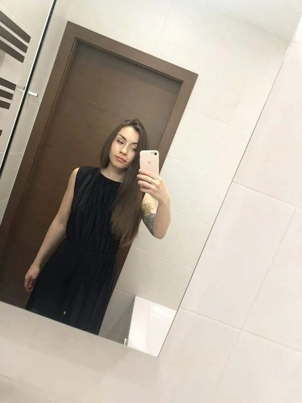 Брюнетка полностью разделась в туалете на работе ( 13 фото )