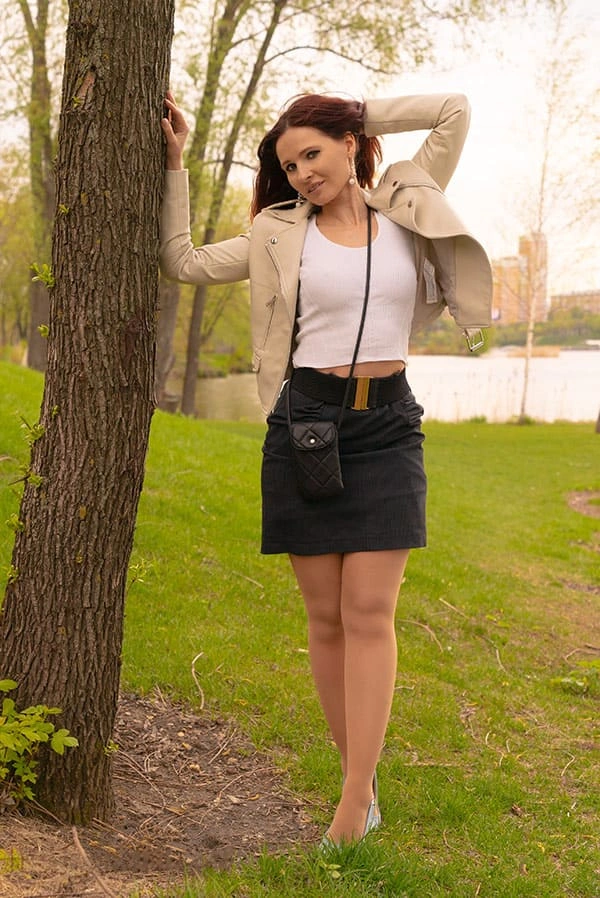 Девушка гуляет по парку в чулках и мини юбке ( 17 фото )