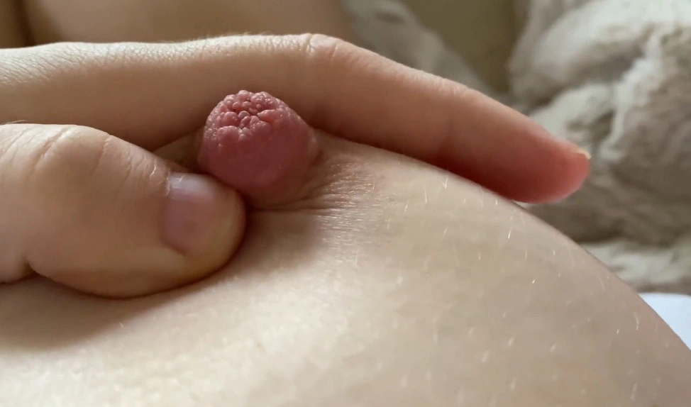 Видео - девушка ласкает сосок (крупный план)