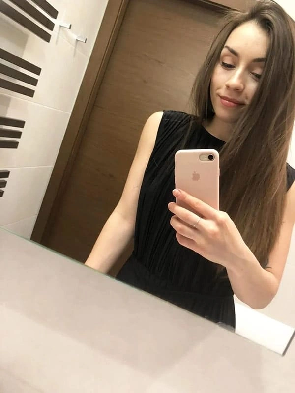 Брюнетка полностью разделась в туалете на работе ( 13 фото )