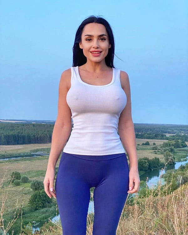 Фото девушек в очень откровенной обтягивающей одежде ( 60 фото )