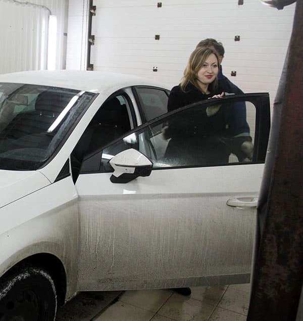 Русская девушка эксгибиционистка голая на автомойке
