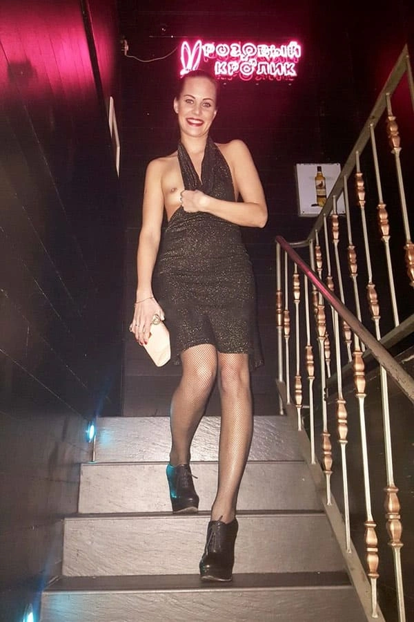 Русская сексвайф в ночной клуб без трусов