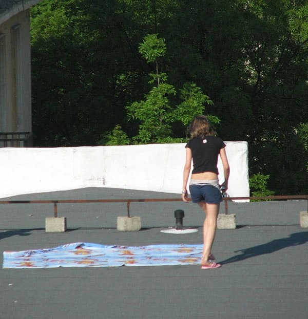 Подсмотренные фото за тремя русскими девушками на крыше