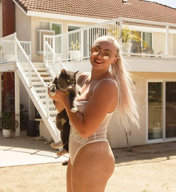 Блондинка у бассейна в откровенном белом купальнике