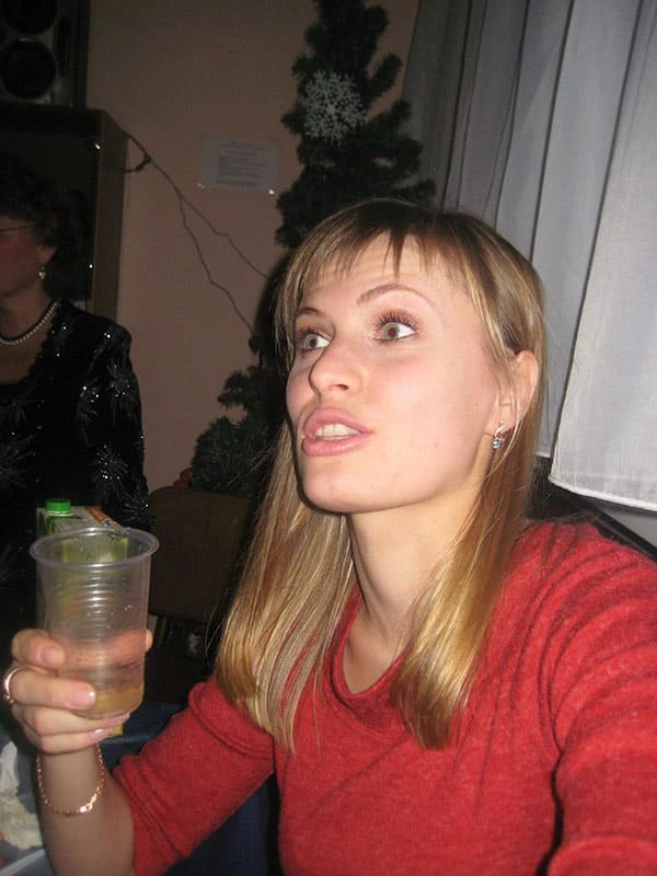 Пьяные подруги сделали фото, как они писают в туалете