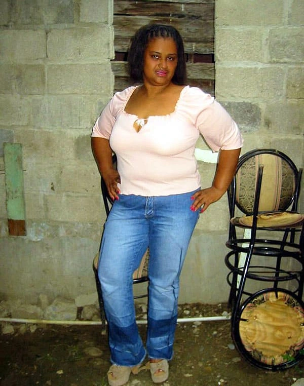 Деревенская негритянка показала толстую жопу