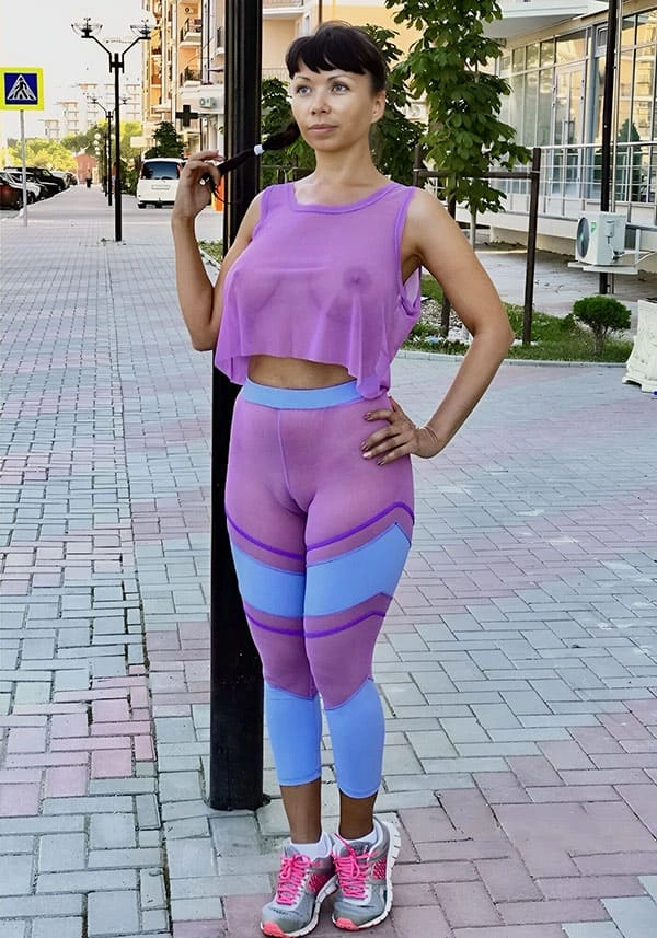 Подборка девушек на улице с торчащими сосками