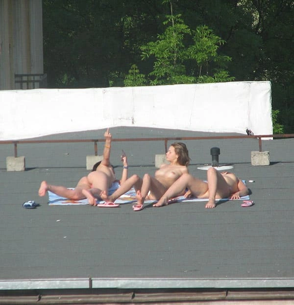 Подсмотренные фото за тремя русскими девушками на крыше