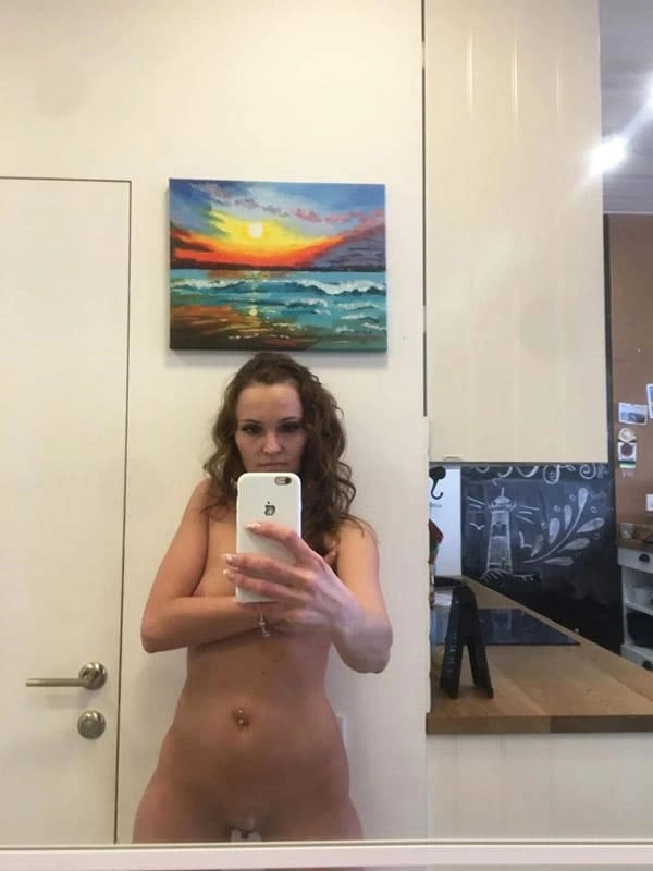 Присланные голые селфи русской любовницы