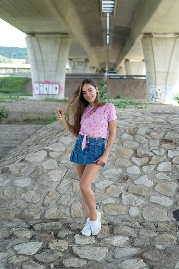 Ню фото девушки в короткой юбке под мостом