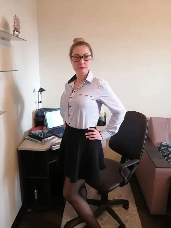 Русская секретарша в кружевном черном белье и чулках на удаленке