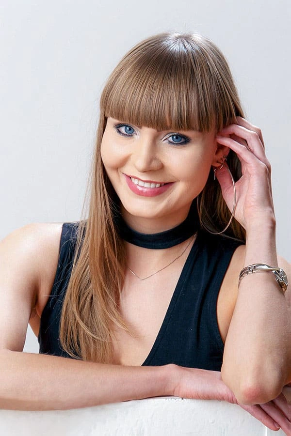 Красивая девушка голая на кастинге ради роли в порно