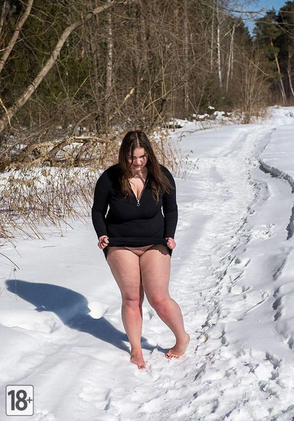 Молодая толстуха связанная в зимнем лесу