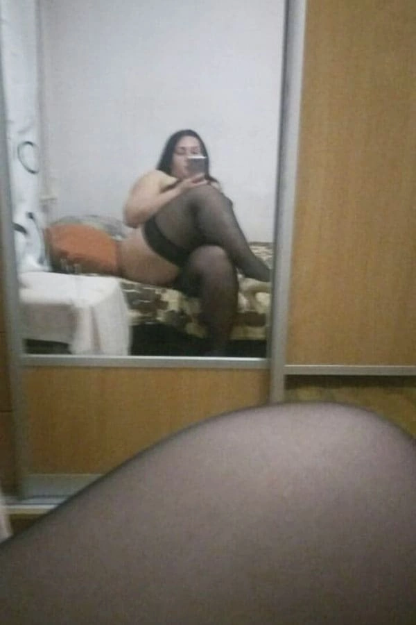 Домашние фото селфи украинской брюнетки с толстыми ляжками
