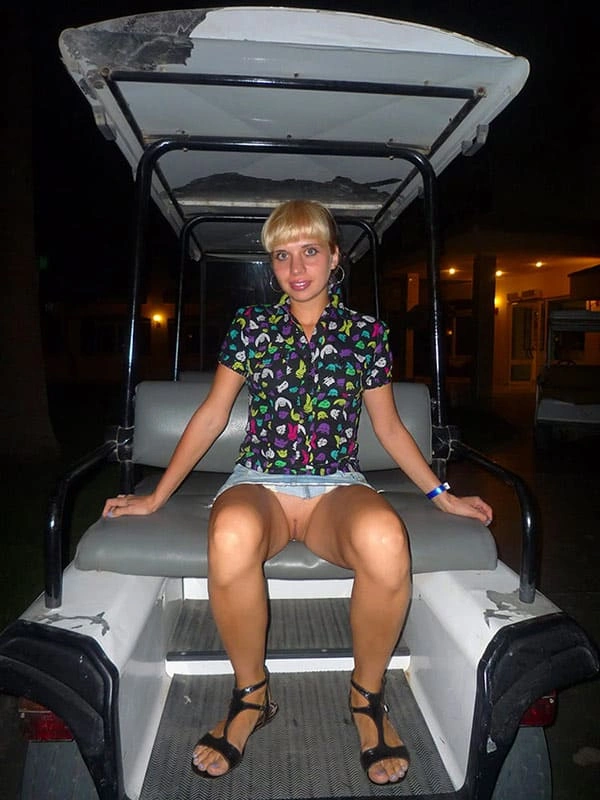 Русская сексвайф в короткой юбке без трусов