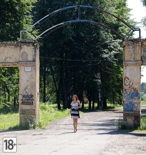 Рыжая девушка голая  на автобусной остановке