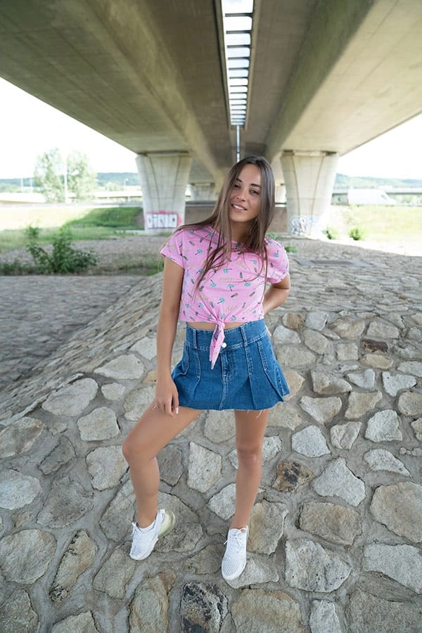 Ню фото девушки в короткой юбке под мостом