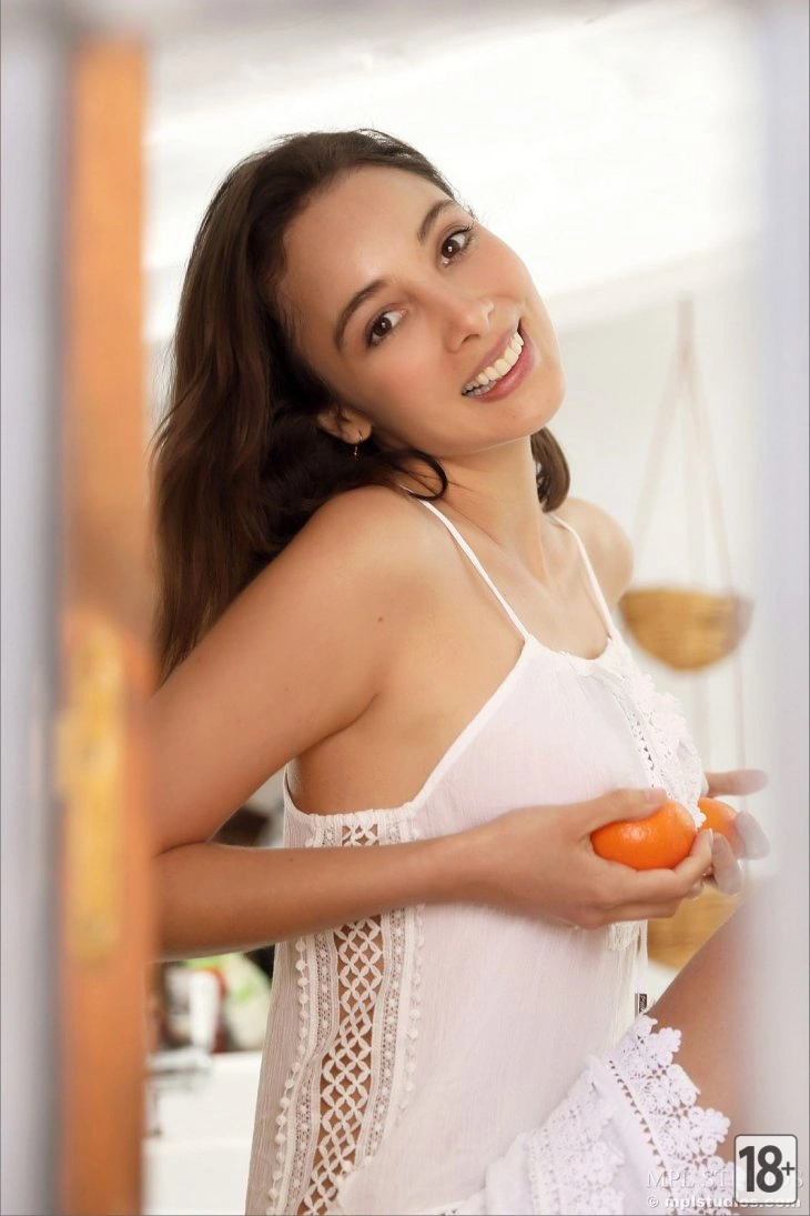 Модель брюнетка голая на кухне ( 15 фото )