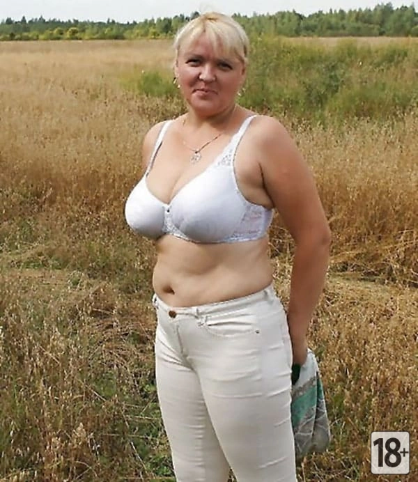 Женщина 45 лет голая стоит в поле ( 11 фото )