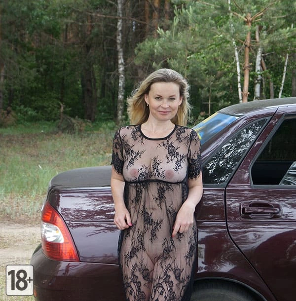 Русская жена позирует в прозрачном платье без нижнего белья