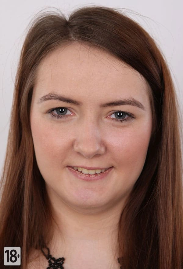 Толстая девушка раздевается на студийной порно фотосессии