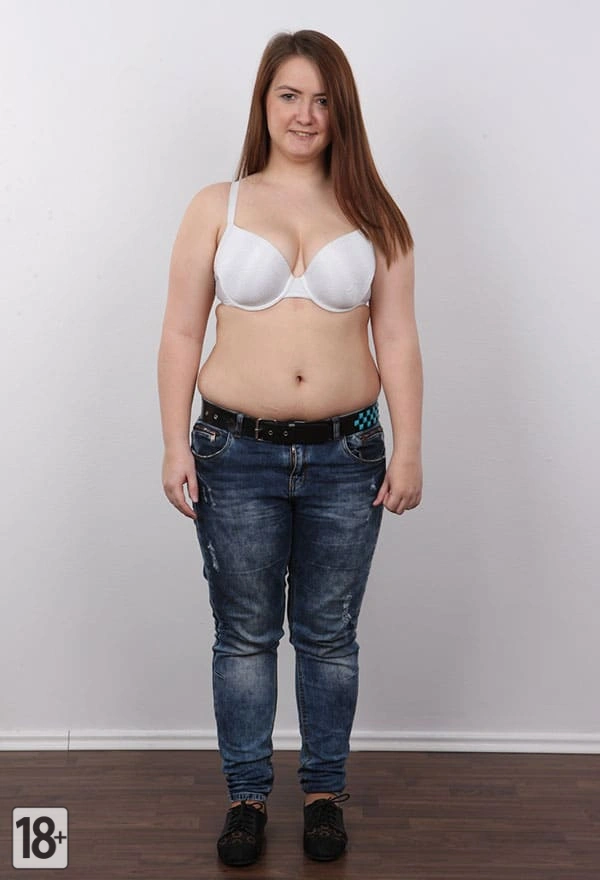 Толстая девушка раздевается на студийной порно фотосессии