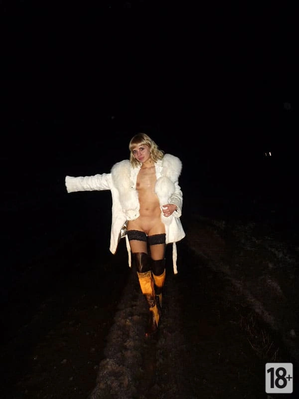 Голая проститутка зимой на трассе торгует телом