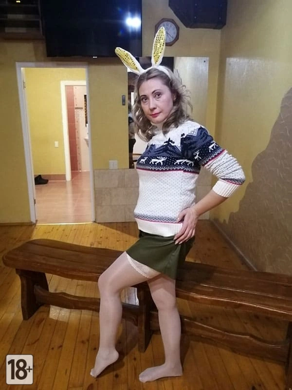 Фото съемка в бане жены в сексуальных ушках и белых чулках