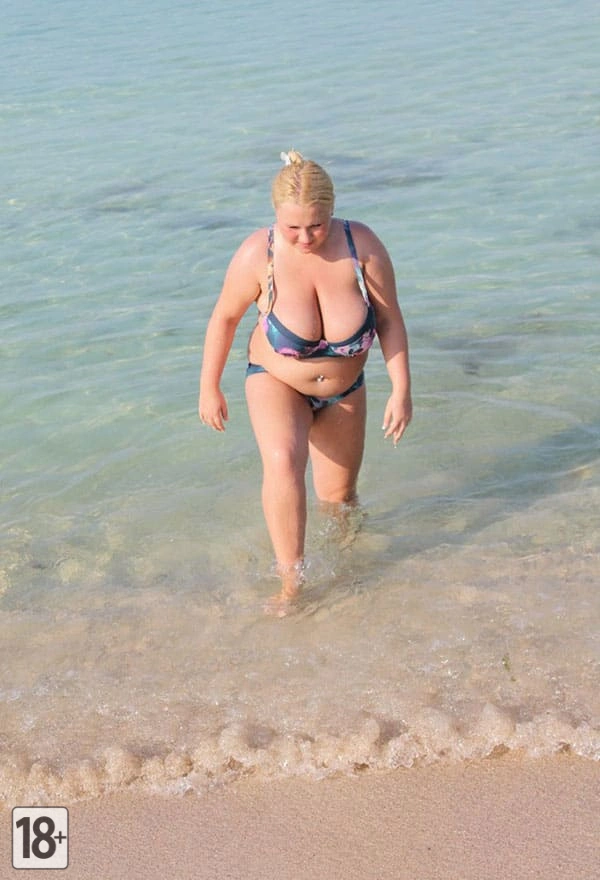 Зрелые женщины в купальниках с очень большой грудью