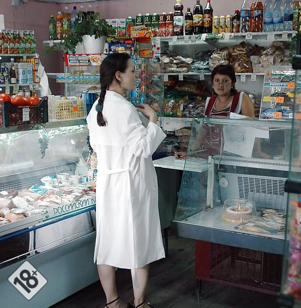 Девушка вошла в магазин и сняла белье.