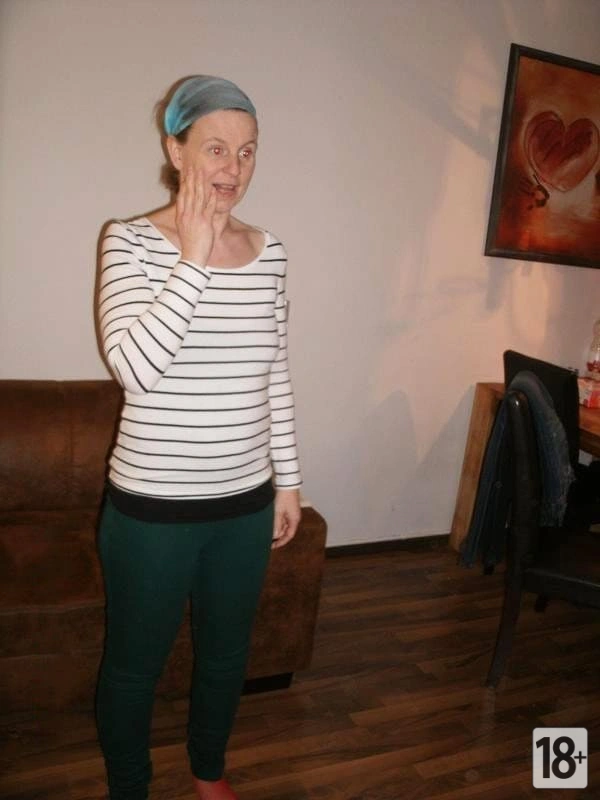 Зрелая женщина в красных колготках ( 23 фото )