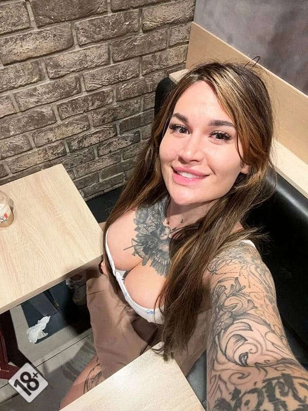 Порно стримерша в прямом эфире без трусов