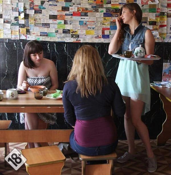 Официантка в кафе обслуживает голой посетителей