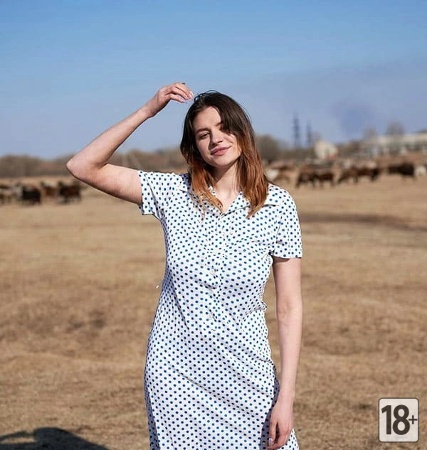 Деревенская голая девушка на сеновале ( 20 фото )