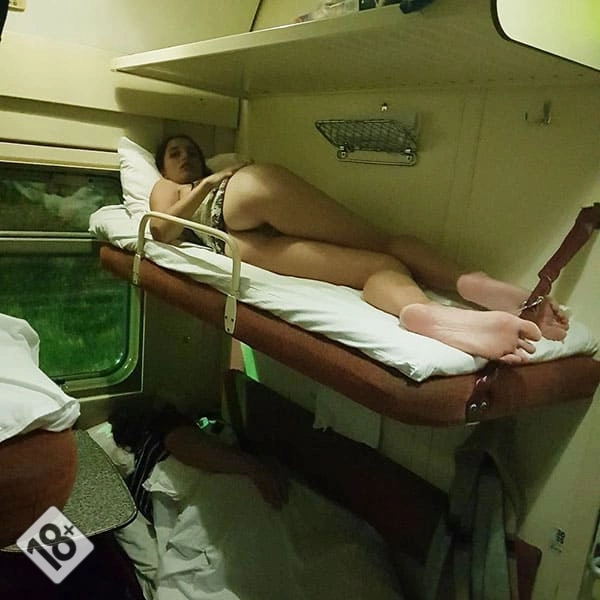 Девушка в плацкарте  без трусов ( 5 фото )