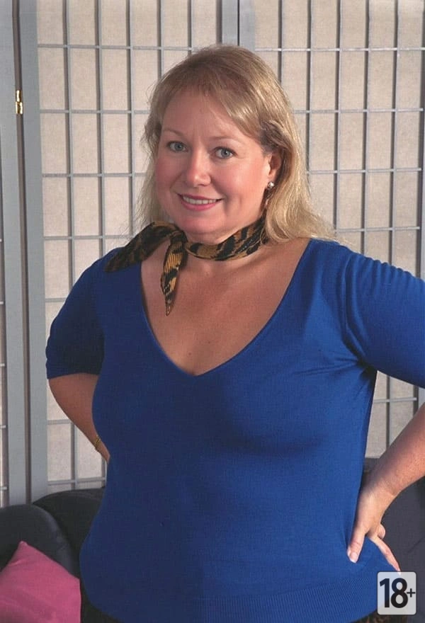 Полная женщина с большой жопой в прозрачном белье