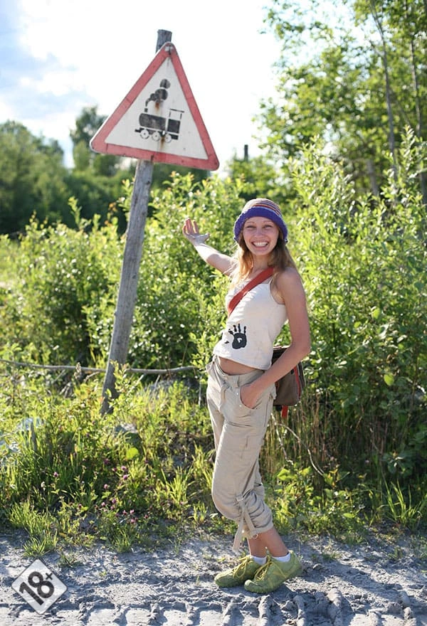 Фото ню девушки у старого поезда