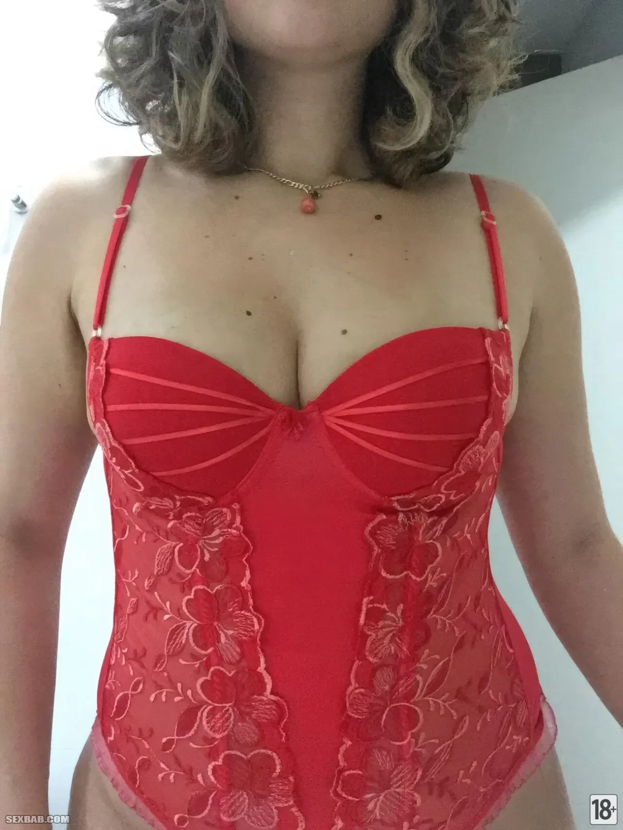 Милфа в красном корсете показала красивую задницу