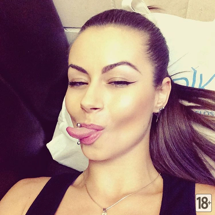 Подборка фотографий из сети забавных и пошлых девушек.