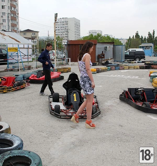 Голая девушка на карте по скоростной трассе