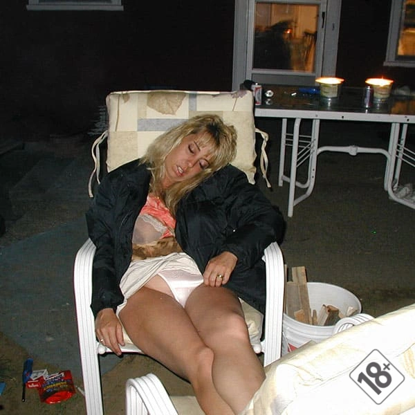 Пьяная женщина без трусов в пляжном кресле