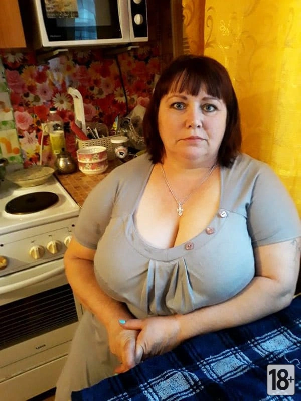 Селфи в обнажённом виде с мобильного телефона, сделанные дома русской женщиной с пышными формами.
