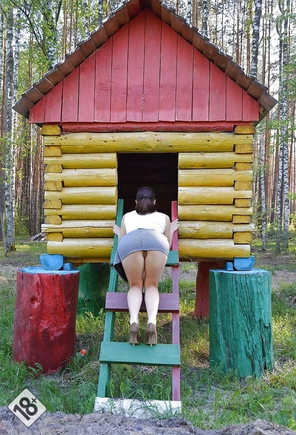 Девушки из России демонстрируют свои писки на улицах.