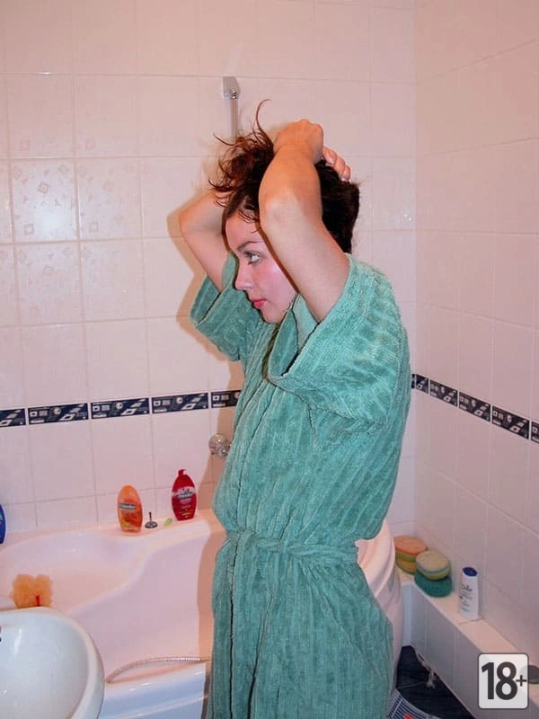 Девушка купается в ванне, аккуратно намыливая свои небольшие груди.