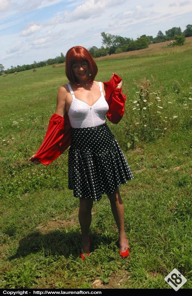 Рыжеволосая Лорен в ретро-поясе и нейлоновых чулках