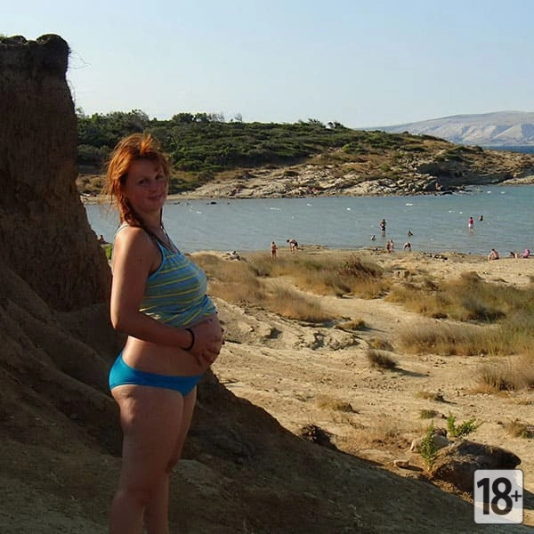 Нудистка в положении фотографируется для мужа на отдыхе.