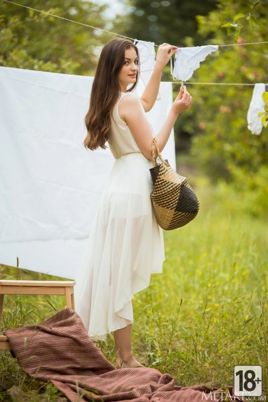 Жена без трусиков показала свою красивую попку.